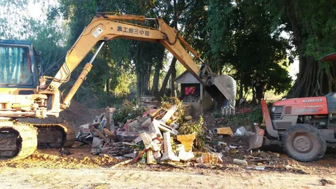พ่อเมืองชัยนาทสั่งรื้อแล้ว! ศาลพระภูมิเก่า ทำพิธีบอกกล่าวผีสางนางไม้