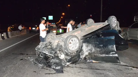 เก๋งซิ่งล้อชี้ฟ้า กู้ภัยเข้าช่วยชายหญิง กลับถูกด่า ก่อนขึ้นแท็กซี่หนี