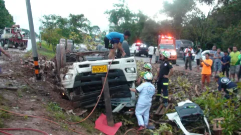 ฝนตกถนนลื่น เทรลเลอร์เสียหลักพลิกคว่ำ อัดก๊อบปี้ตาย1สาหัส1