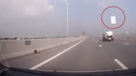 อะไรบินผ่านหัว! หนุ่มตะลึง 'ที่นอน' ลอยละลิ่วบนทางด่วน (คลิป)