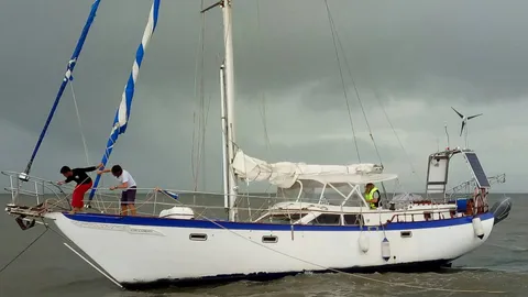 ตร.น้ำฮีโร่! ฝ่ามรสุมช่วย 2 นทท.อังกฤษ แล่นเรือใบเกือบอับปางกลางทะเล (คลิป)