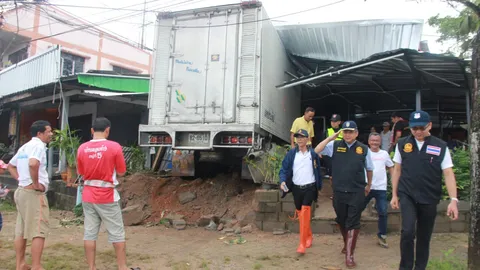 อ้างเบรกแตก! รถบรรทุกกุ้งพุ่งเข้าร้านริมทาง ชาวบ้านบอกซิ่งอย่างกับจรวด