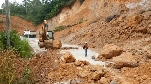 เบตง ฝนตก ดินสไลด์ ทับเส้นทาง คาด 3 วันใช้การได้  แนะปชช.เลี่ยงใช้ 