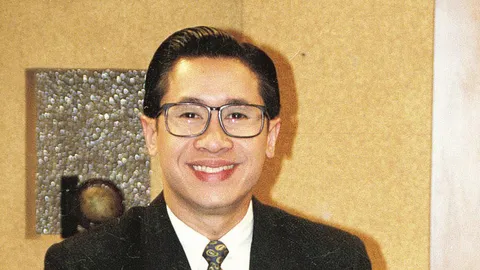 ออกหมายจับ 'จักรภพ เพ็ญแข' กับพวกรวม 5 คน พล.ท.มนัส โร่มอบตัว กองปราบ