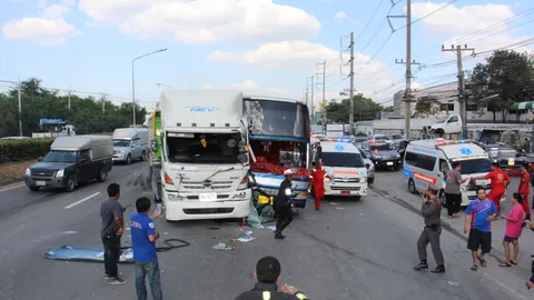 ชน 4 คันรวด ขาเข้าพัทยา รถบัสทัวร์จีน เสยข้างพ่วง 18 ล้อ เจ็บ 31 คน