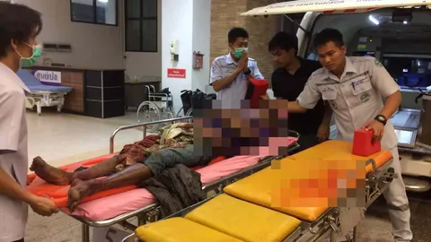 2โจ๋หมั่นไส้! สาวๆ หลงหนุ่มใหญ่หล่อคมเข้ม คว้ามีดแทง 'เจ้าโลก' เจ็บหนัก