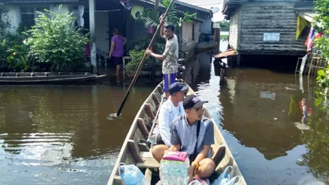 สงขลา เหม็นทั้งอำเภอ น้ำท่วมแช่กว่า 10 วัน เดือดร้อนหนักทั่วหน้า