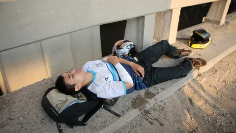 จยย.เหินคอสะพานแม่น้ำบางปะกง หนุ่ม 22 หล่นลงมาบาดเจ็บ ดีไม่ตกน้ำตาย 