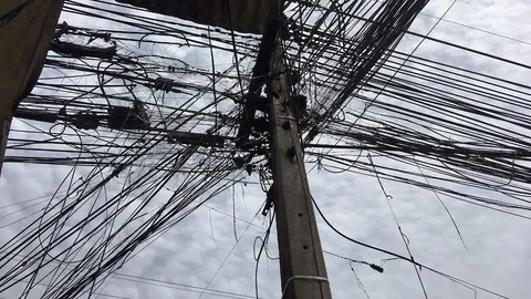 สายไฟแรงสูงริมถ.สุขุมวิท ต.บ้านสวน ชลบุรี ห้อยระโยงระยาง อันตราย!!