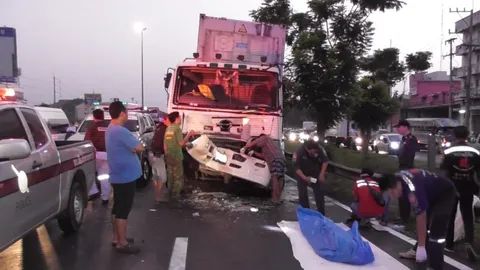 คอนเทนเนอร์ชนท้ายอีกคัน เสียกำลังรอลาก กระแทกเด็กรถดับคาที่ เจ็บอีก 2