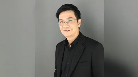 ‘อ.จักษ์’ จวกคนด่า ‘ตูน’ ขี้ขลาด มืดบอด ทั้งที่ตัวหนีหัวซุกหัวซุน