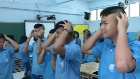 เพลงนี้ดัง! ครูกระบี่ นำนร.โชว์ ท่าประกอบเพลง'ต๊ะตุงตวง'สุดน่ารัก (คลิป)