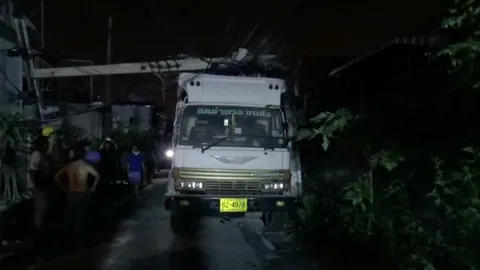 ชาวบ้านเซ็งเป็ด!  สิบล้อเกี่ยวเสาไฟฟ้าหัก ไฟดับทั้งซอยย่านท่าดินแดง 