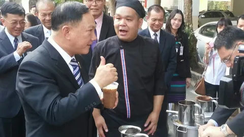 'อดุลย์' แนะผู้มีรายได้น้อย ขายกาแฟ-ก๋วยเตี๋ยว ควงคู่ปลัด ชงกาแฟโชว์