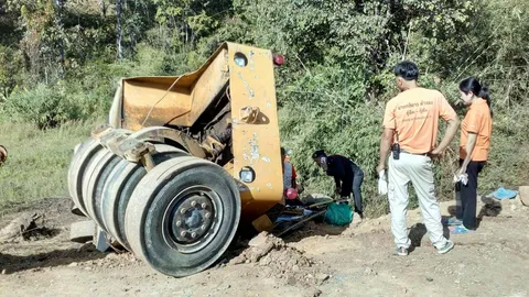 สยอง! คนงานทำทางขับรถบนตกถนนเสียหลัก พลิกคว่ำทับร่างดับคาที่