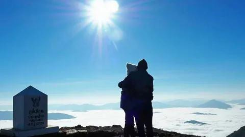 คลื่น ปชช. แห่เที่ยวดอยคึกคัก  สัมผัสอากาศหนาวเย็น ผาสูงเชียงราย 