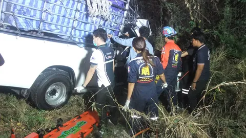 รถกระบะข้ามเลน เฉี่ยวชนบรรทุก ด้านหน้าพังยับอัดคนขับ เจ็บสาหัส