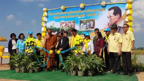 อธิบดี พด.ส่งมอบแหล่งน้ำให้ ทต.ไทรงาม และเปิดโครงการปลูกป่าและหญ้าแฝก