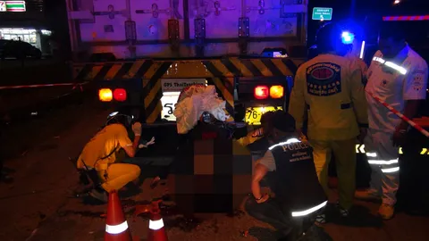 รถพ่วงจอดไหล่ทางให้เมียเข้าห้องน้ำ สาวเคราะห์ร้ายขี่จยย.พุ่งชนท้ายดับ