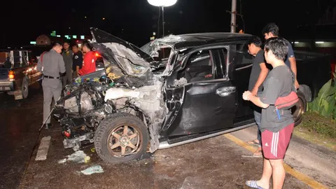 แก๊งวัยรุ่นควบกระบะ ชนท้าย 18 ล้อบรรทุกก๊าซ เจ็บสาหัส 7 ราย