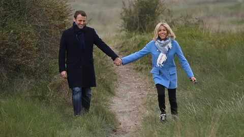 ผู้นำฝรั่งเศสเปิดปราสาทจัดวันเกิดอายุ 40 ปีกับครอบครัว