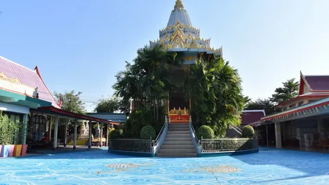 วัดดังอ่างทอง สร้างทะเลจำลองรอบเมรุ คลายทุกข์ญาติโยม