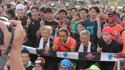 'ตูน' วิ่งเข้าสู่อำเภอเถิน ชาวลำปางกว่า 2 พันคน รอให้กำลังใจ (คลิป)