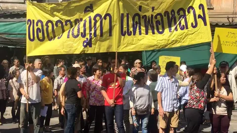 รื้อตลาดเฉลิมลาภวุ่น! พ่อค้าแม่ค้ารวมตัวค้าน จราจรติดขัดสะสม