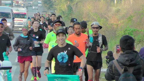 ‘ตูน’ อึด วิ่งขึ้นเนินเขา สัมผัสหนาว 13 องศา ชาวลำปางให้กำลังใจแน่น