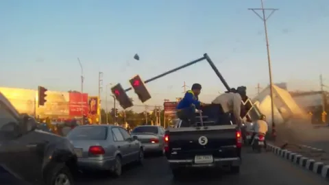 วินาทีระทึก!! รถบรรทุกเสียหลักไถลชนเสาไฟจราจร คนกระโดดหนีตายวุ่น (คลิป)