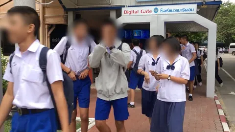 รร.สุดล้ำ ติดประตูโดราเอมอน เด็กเดินผ่านรู้ทันที พ่อแม่เช็กได้จากแอป(คลิป)