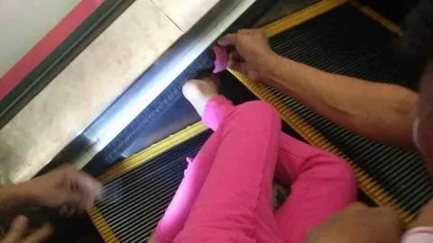 หวาดเสียว! บันไดเลื่อนหนีบเท้าเด็กกลางห้างดังปทุมฯ โชคดีเจ็บเล็กน้อย