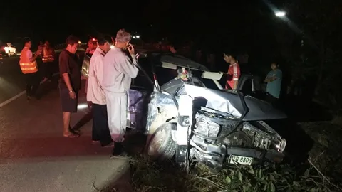 ลุงวัย 67 ขับกระบะออกซอยตัดหน้ารถทัวร์ โดนชนดับคาที่เมียสาหัส