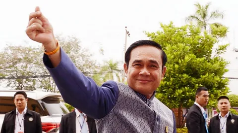 ลุงตู่ คึกคักมากๆ ขอเพลงปานามา สอนนักศึกษา เต้นท่า 'งู' (คลิป)