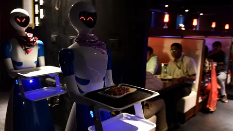 สาวเสิร์ฟหุ่นยนต์