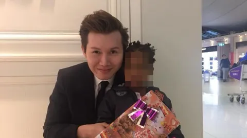 อย่างกับในหนัง! หนูน้อยกลับประเทศไม่ได้ ต้องติดในสนามบินเกือบ 3 เดือน