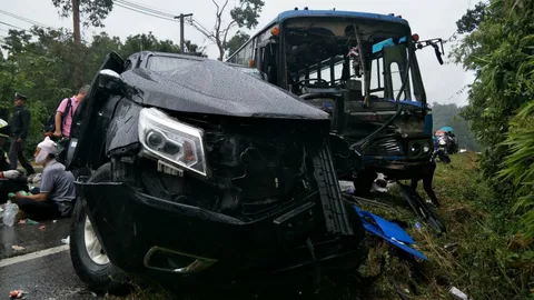 ถนนลื่น กระบะหมุนชนรถเมล์ สายแม่ขะจาน-เชียงราย อย่างแรง เจ็บอื้อ