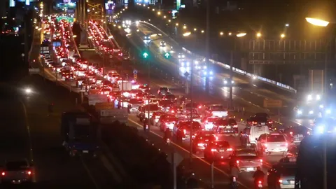 ค่ำคืน รถแน่นผ่านนครสวรรค์ มุ่งหน้าภาคเหนือ สะพานเดชาติวงศ์ ติดหนึบ