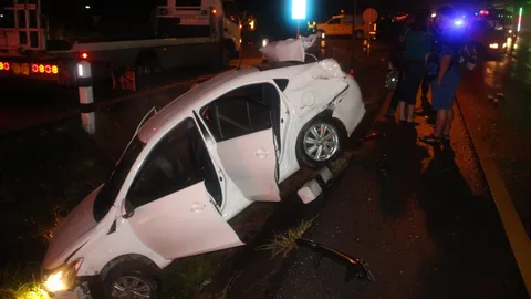 ฝนตกถนนลื่น กระบะขนปลา ไถลชนเก๋ง 2 คัน รถฝรั่ง กระเด็นตกร่องพังยับ