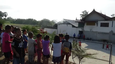 ไฟไหม้หอพักเด็กชาวเขา วัดตาลเจ็ดช่อ อ่างทอง วิ่งหนีตายกว่า 100 ชีวิต