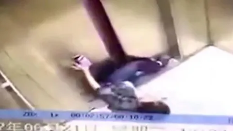 สยอง! ลิฟต์เลื่อนขึ้นทั้งที่ประตูเปิด หญิงจีนสะดุดล้มถูกหนีบขาขาด (คลิป)