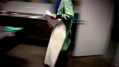 นักโทษสเปนเหวอ! ตื่นมาอยู่ในห้องดับจิต เกือบถูกผ่าชันสูตรศพ