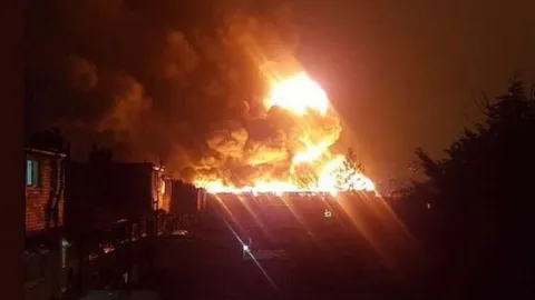 น่ากลัวมาก! ไฟไหม้โรงงานสีในลอนดอน เพลิงหมุนควงอย่างกับพายุ (คลิป)