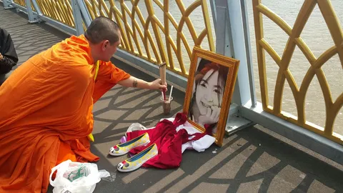 ญาตินิมนต์พระทำพิธีเชิญวิญญาณน้องเคลียร์ ที่สะพานพระราม 8