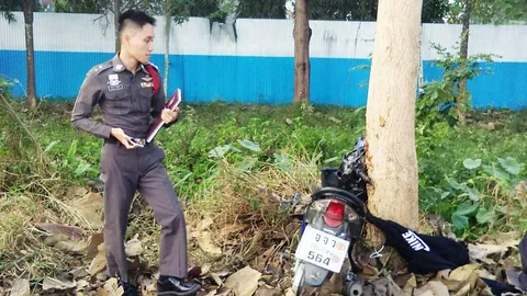 เศร้า! 2 นร.เชียงใหม่ ขี่จยย.ไปโรงเรียน เสียหลักชนต้นสัก ดับ 1 เจ็บ 1