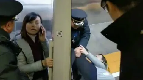 รักผัวมาก! ครูสาวจีนขวางประตูรถไฟความเร็วสูง รอสามีมาสาย (คลิป)