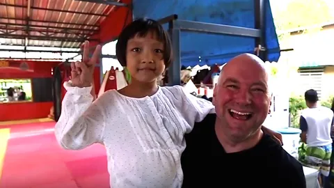 สุดตื้นตัน! ประธาน UFC พบเด็กไทยที่เคยช่วยชีวิตเมื่อ 7 ปีก่อน (คลิป)
