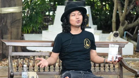 เสก เบี้ยวนัด ไม่มาสน.คันนายาว รับข้อหาฉี่ม่วง ส่งทนายขอเลื่อน 