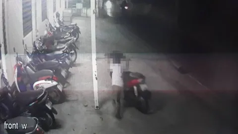 ไอ้หนูริอ่านเป็นโจร! ย่องขโมยจักรยานยนต์ ก่อนเข็นหนีอย่างไว (คลิป)