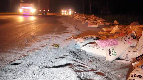 สิบล้อ ปาดหน้า รถพ่วง 22 ล้อ ที่ชุมพร ถุงปุ๋ย 300 ถุง หล่นเกลื่อนถนน 